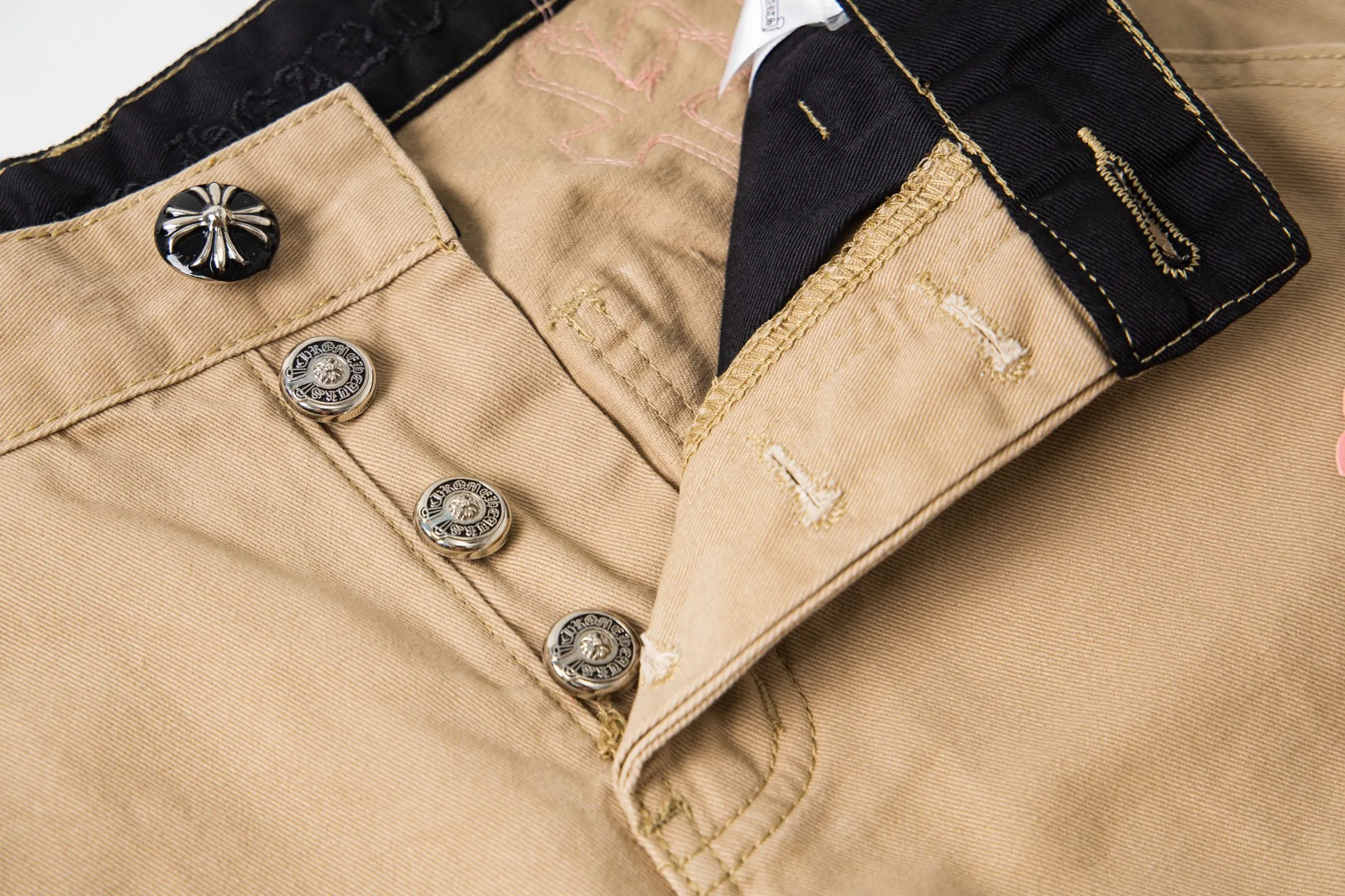 P270 💰 (Top version) Chrome Hearts cherry blossom pink leather logging spliced ​​washed jeans, truly restores the ultimate vintage texture, three-dimensional version, loose and comfortable, not picky about the figure, taller and slimmer, factory precision, original quality control, same style for men and women, can be matched with couples, versatile recommendation, must-have jeans for all seasons, fashionable people have been disappointed. From the quality selection of fabrics, the tailoring of details, and the matching of patterns, they are all impeccable! The upper body is so handsome when worn...it can be easily worn by men, women and children! The craftsmanship is made of heavy-duty washed pure cotton denim fabric. After washing, it is soft and thick and looks very stylish when worn. Color: Khaki Size: 28-30-32-34 (corresponds to S-M-L-XL)